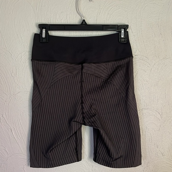 Lululemon bike shorts size 8 in grey/black - Picture 3 of 5
